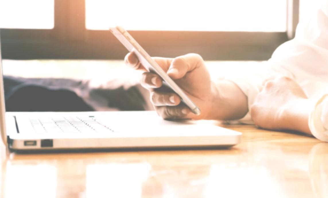 Estudiante aplicando técnicas de optimización web